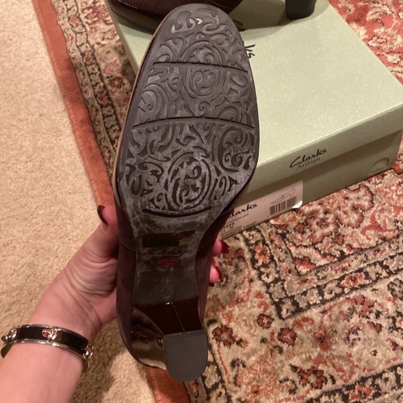 NWT Clarks artisan diamond trust booties in brown suede w-active air tech - Picture 4 of 9